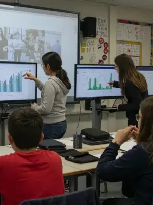 French students learning financial concepts in a classroom setting.