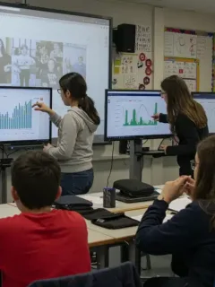 French students learning financial concepts in a classroom setting.