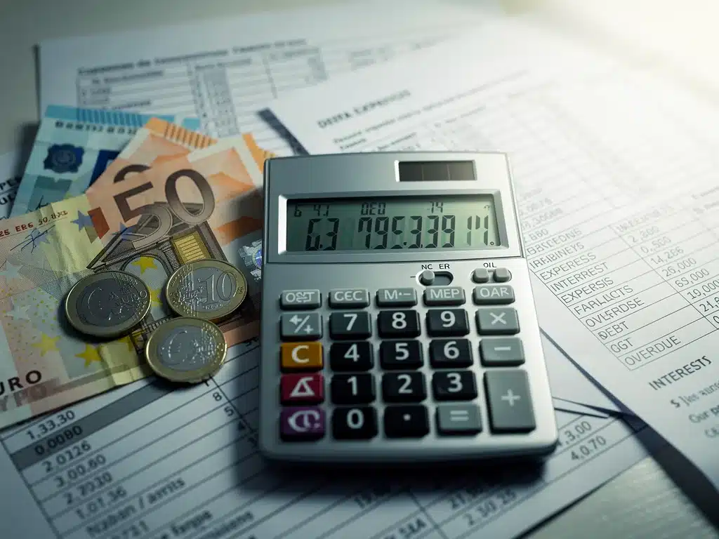 Financial documents and calculator symbolizing household debt in France.